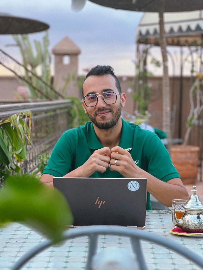 Ahmed Trigui au Maroc sur un ordinateur