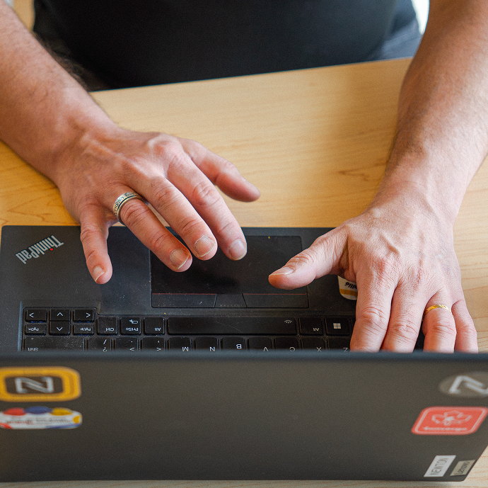 Mains sur ordinateur portable