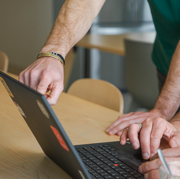 Pointage d'un doigt sur un écran de laptop