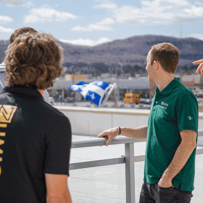 Julien Jézéquel-Breard, Quentin Lavallée-Bourdeau et Romain Joliveau regardent le drapeau du Québec au bureau d'Hedhofis à Sainte-Julie.