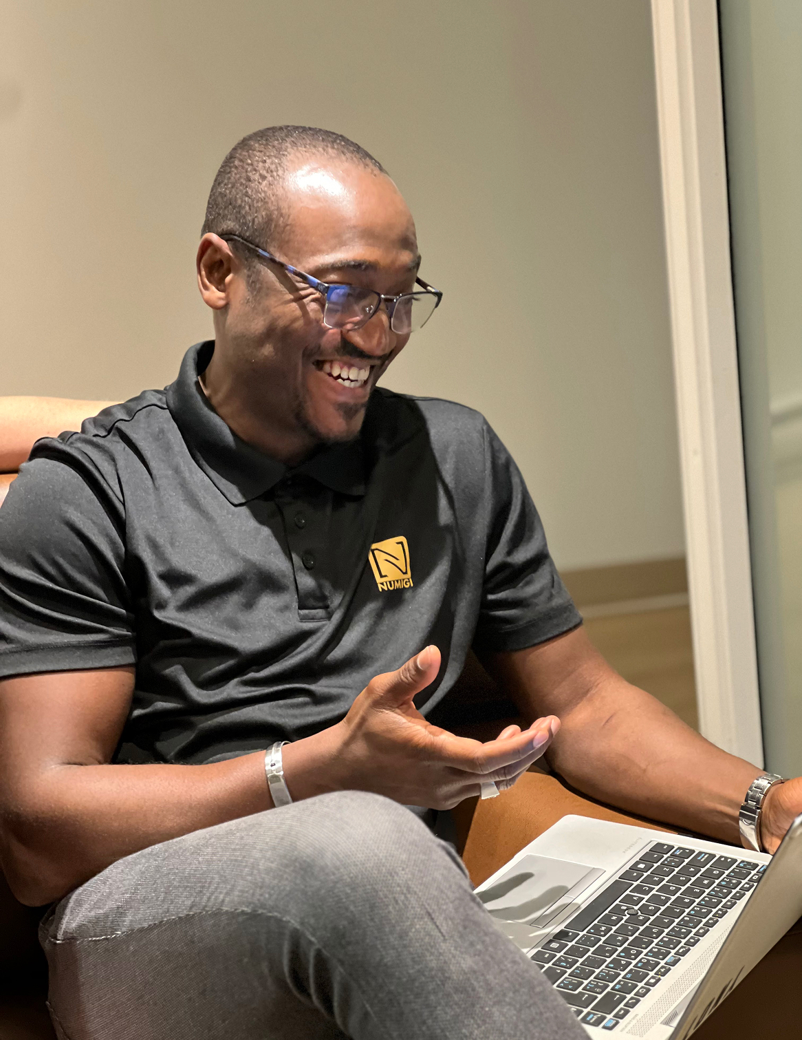 Photo de Henri Tamouya souriant au travail