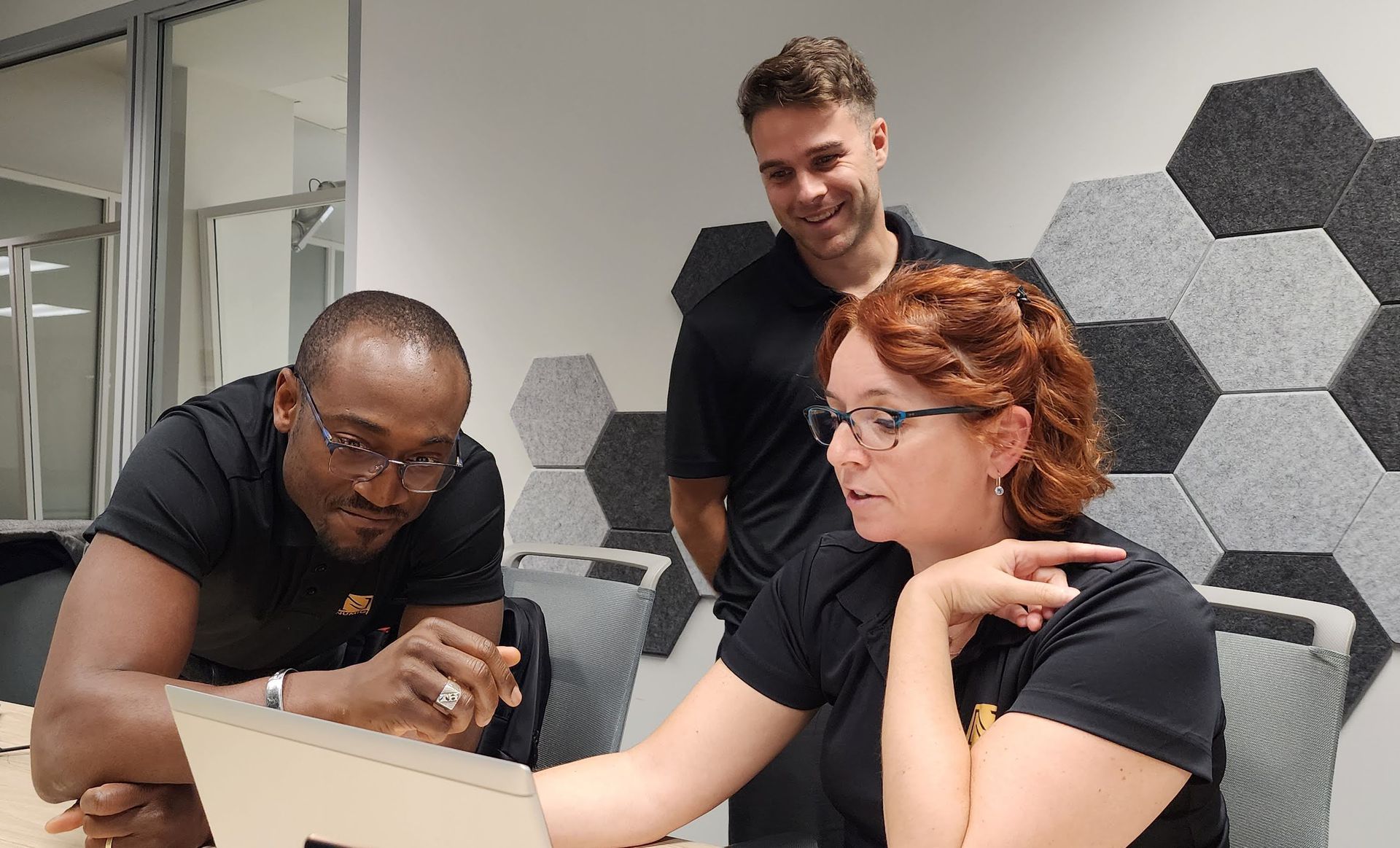 Photo des employés de Numigi travaillant ensemble au bureau