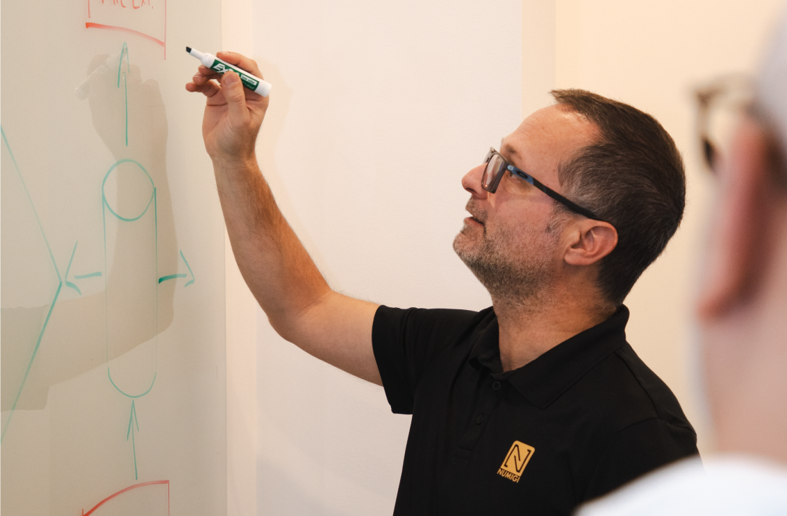 Bruno Joliveau en formation interne sur les coût d'un ERP