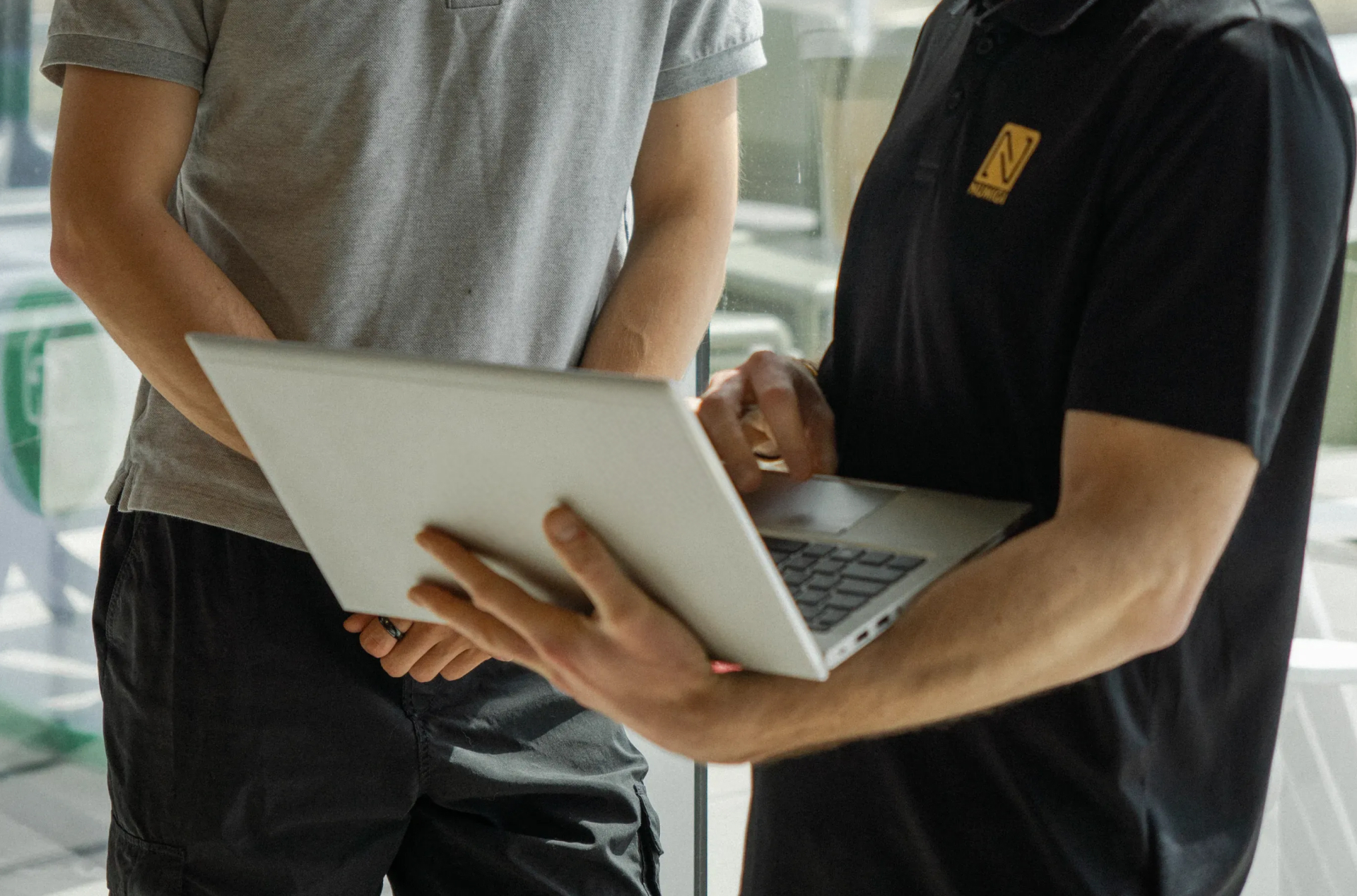 Photo d'employés Numigi avec un ordinateur portable qui discutent